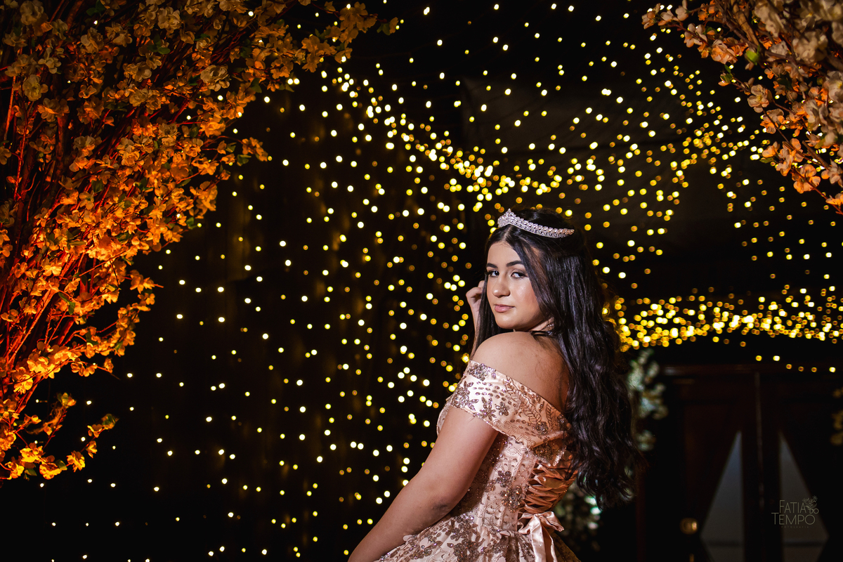 ensaio fotográfico, 15 anos, debutante, mansão  , museu, natureza, campo, vestido de debutante, luz natural, museu, elegância, juventude, celebração, flores, fotos externas, beleza natural, sorriso, espontaneidade, emoção