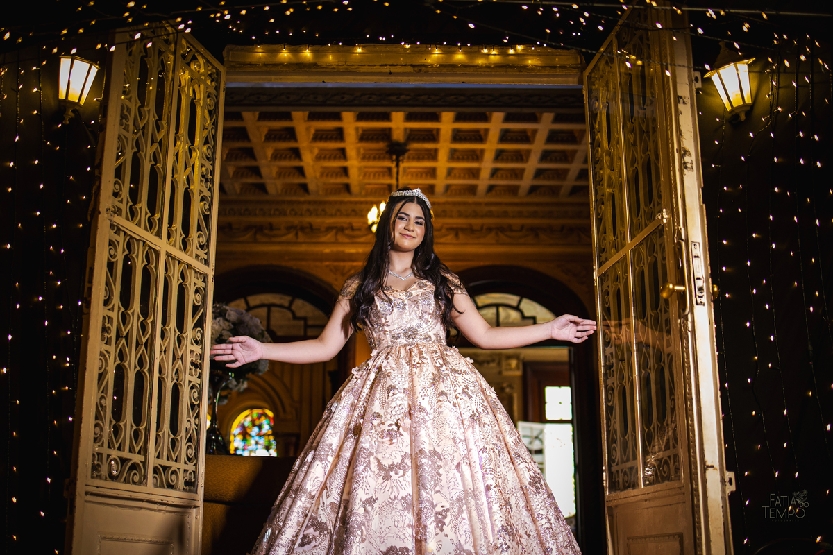 ensaio fotográfico, 15 anos, debutante, mansão  , museu, natureza, campo, vestido de debutante, luz natural, museu, elegância, juventude, celebração, flores, fotos externas, beleza natural, sorriso, espontaneidade, emoção