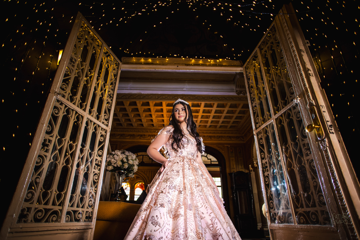 ensaio fotográfico, 15 anos, debutante, mansão  , museu, natureza, campo, vestido de debutante, luz natural, museu, elegância, juventude, celebração, flores, fotos externas, beleza natural, sorriso, espontaneidade, emoção