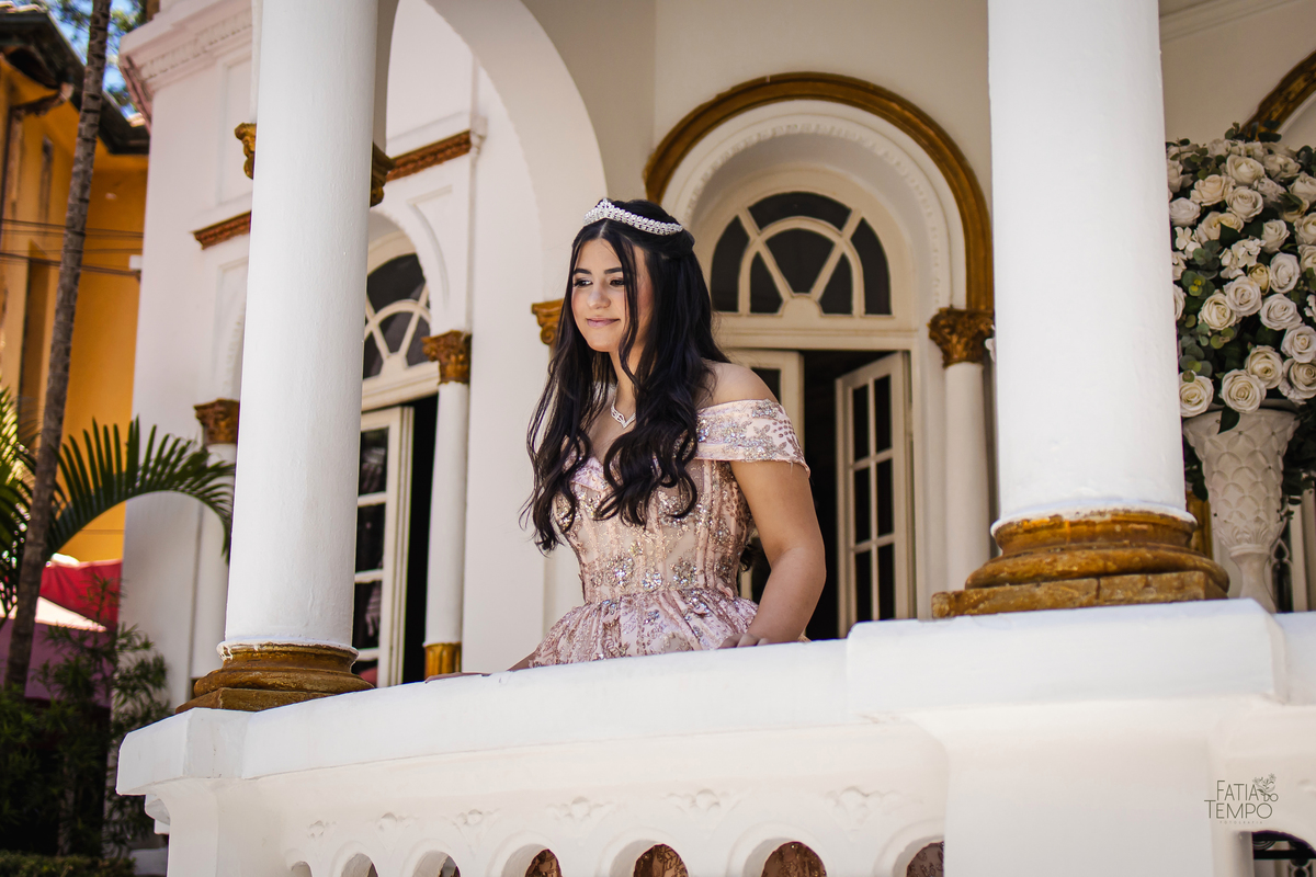 ensaio fotográfico, 15 anos, debutante, mansão  , museu, natureza, campo, vestido de debutante, luz natural, museu, elegância, juventude, celebração, flores, fotos externas, beleza natural, sorriso, espontaneidade, emoção