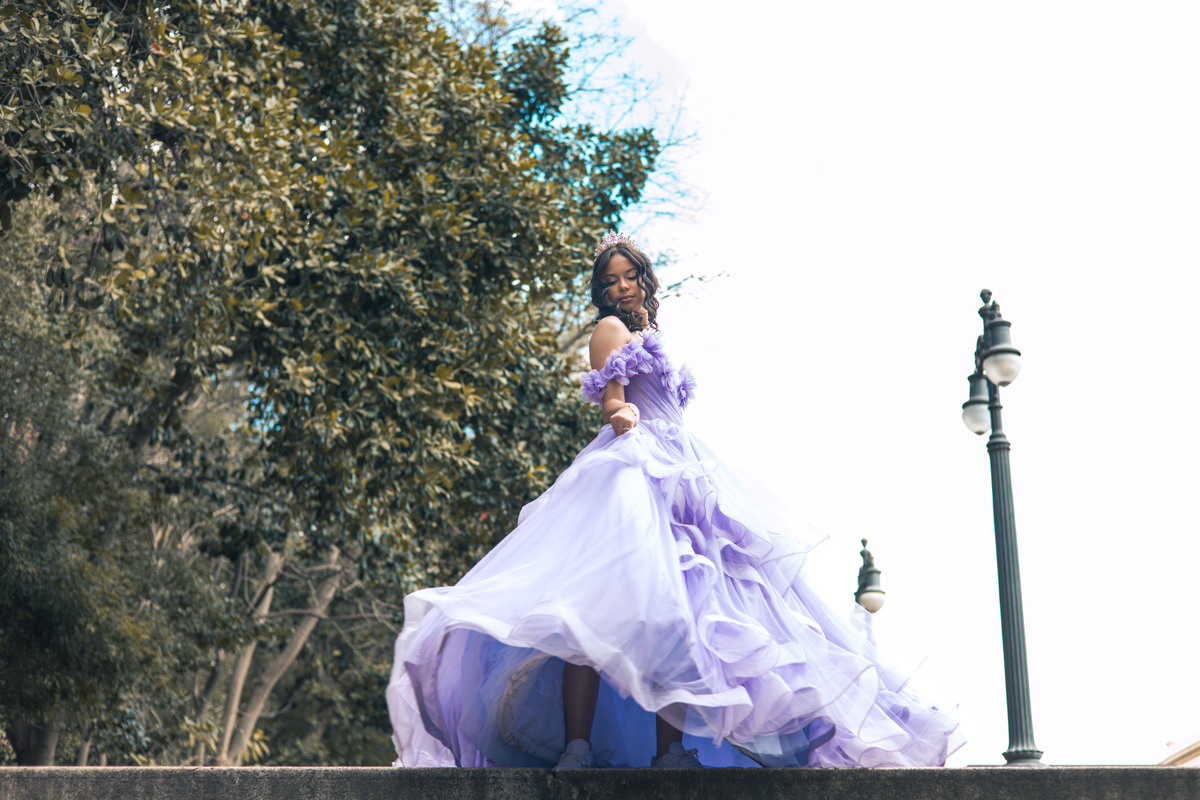 ensaio fotográfico, 15 anos, debutante, Museu do Ipiranga, museu, natureza, campo, vestido de debutante, luz natural, sol, elegância, juventude, celebração, flores, fotos externas, ensaio ao ar livre, beleza natural, sorriso, espontaneidade, emoção