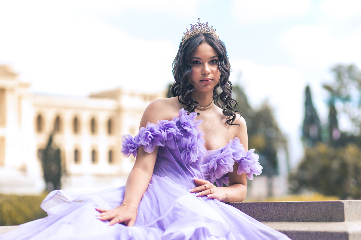 ensaio fotográfico, 15 anos, debutante, Museu do Ipiranga, museu, natureza, campo, vestido de debutante, luz natural, sol, elegância, juventude, celebração, flores, fotos externas, ensaio ao ar livre, beleza natural, sorriso, espontaneidade, emoção