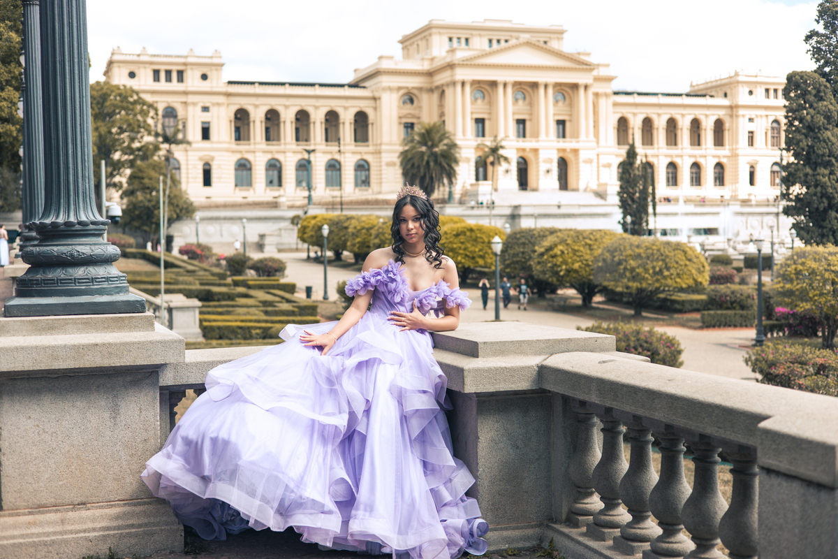 ensaio fotográfico, 15 anos, debutante, Museu do Ipiranga, museu, natureza, campo, vestido de debutante, luz natural, sol, elegância, juventude, celebração, flores, fotos externas, ensaio ao ar livre, beleza natural, sorriso, espontaneidade, emoção