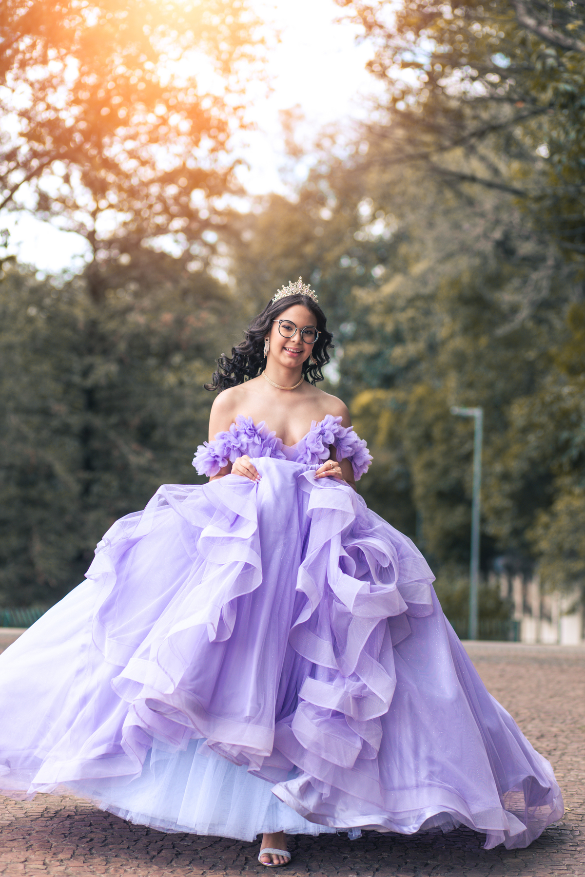 ensaio fotográfico, 15 anos, debutante, Museu do Ipiranga, museu, natureza, campo, vestido de debutante, luz natural, sol, elegância, juventude, celebração, flores, fotos externas, ensaio ao ar livre, beleza natural, sorriso, espontaneidade, emoção
