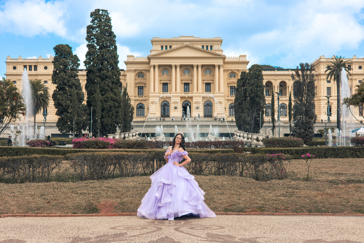 ensaio fotográfico, 15 anos, debutante, Museu do Ipiranga, museu, natureza, campo, vestido de debutante, luz natural, sol, elegância, juventude, celebração, flores, fotos externas, ensaio ao ar livre, beleza natural, sorriso, espontaneidade, emoção