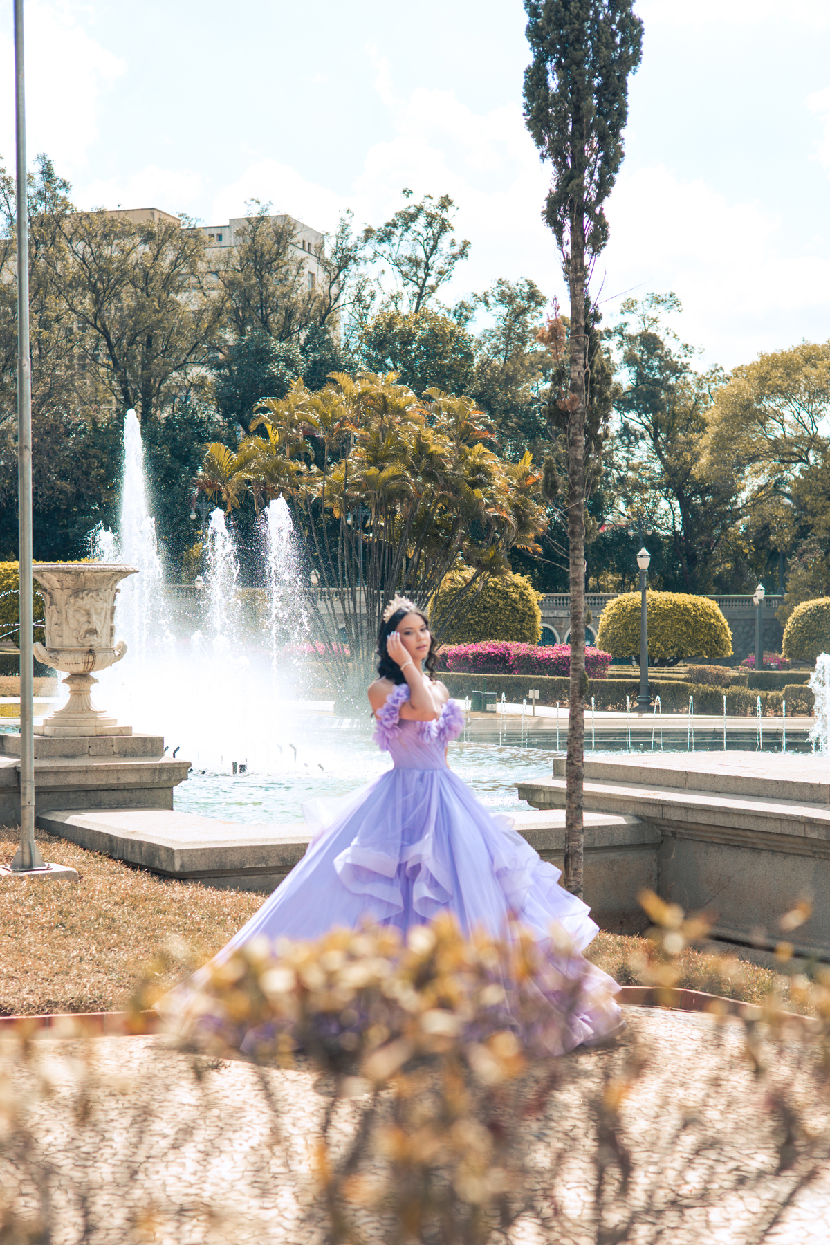 ensaio fotográfico, 15 anos, debutante, Museu do Ipiranga, museu, natureza, campo, vestido de debutante, luz natural, sol, elegância, juventude, celebração, flores, fotos externas, ensaio ao ar livre, beleza natural, sorriso, espontaneidade, emoção