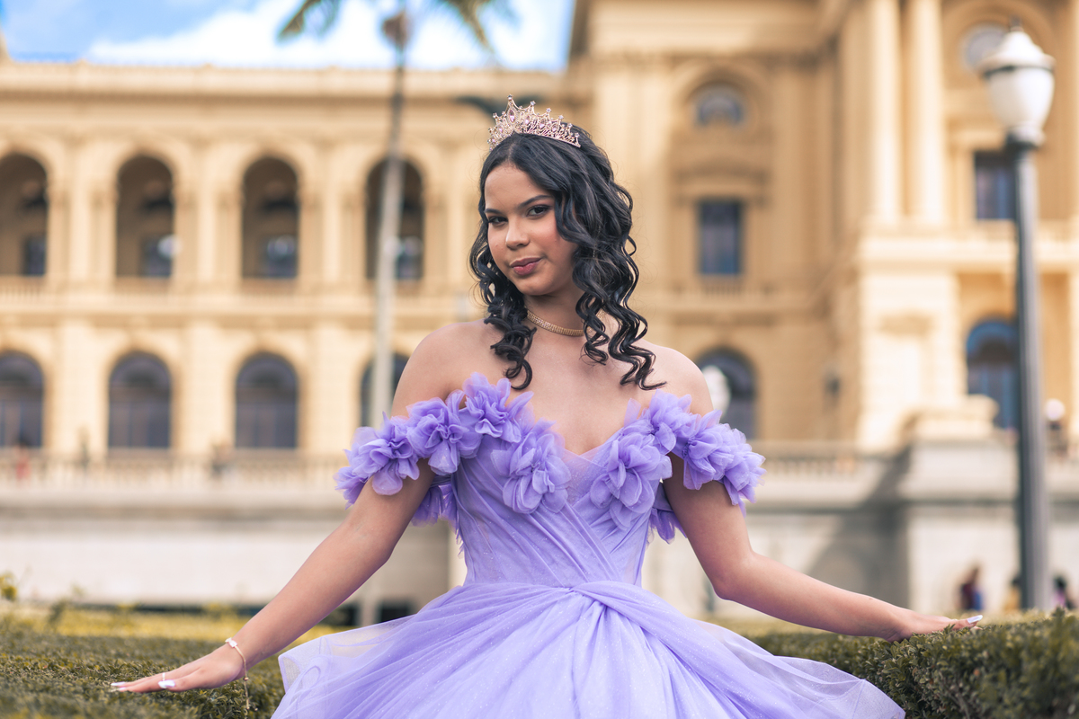 ensaio fotográfico, 15 anos, debutante, Museu do Ipiranga, museu, natureza, campo, vestido de debutante, luz natural, sol, elegância, juventude, celebração, flores, fotos externas, ensaio ao ar livre, beleza natural, sorriso, espontaneidade, emoção