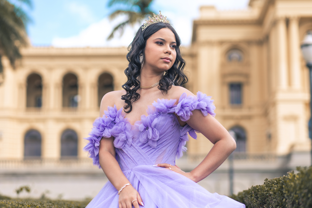 ensaio fotográfico, 15 anos, debutante, Museu do Ipiranga, museu, natureza, campo, vestido de debutante, luz natural, sol, elegância, juventude, celebração, flores, fotos externas, ensaio ao ar livre, beleza natural, sorriso, espontaneidade, emoção