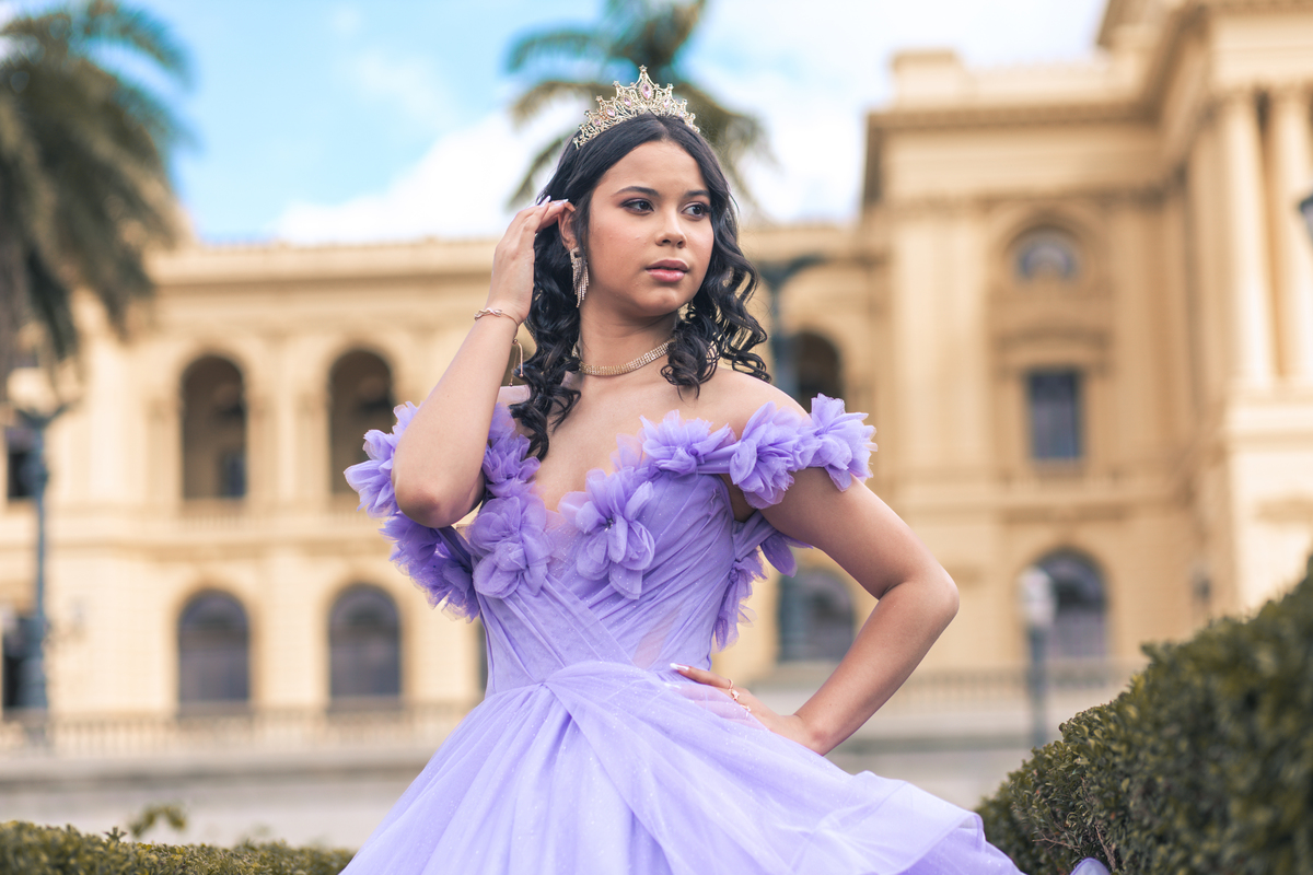 ensaio fotográfico, 15 anos, debutante, Museu do Ipiranga, museu, natureza, campo, vestido de debutante, luz natural, sol, elegância, juventude, celebração, flores, fotos externas, ensaio ao ar livre, beleza natural, sorriso, espontaneidade, emoção