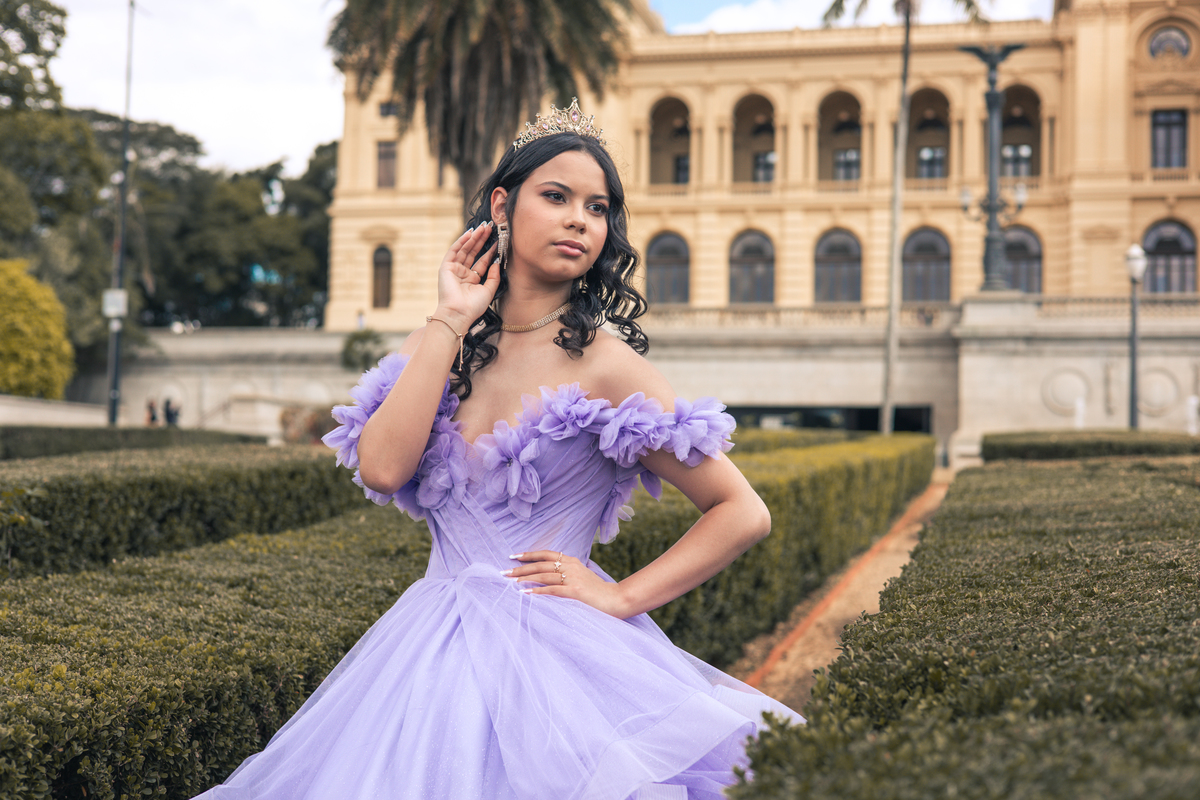 ensaio fotográfico, 15 anos, debutante, Museu do Ipiranga, museu, natureza, campo, vestido de debutante, luz natural, sol, elegância, juventude, celebração, flores, fotos externas, ensaio ao ar livre, beleza natural, sorriso, espontaneidade, emoção