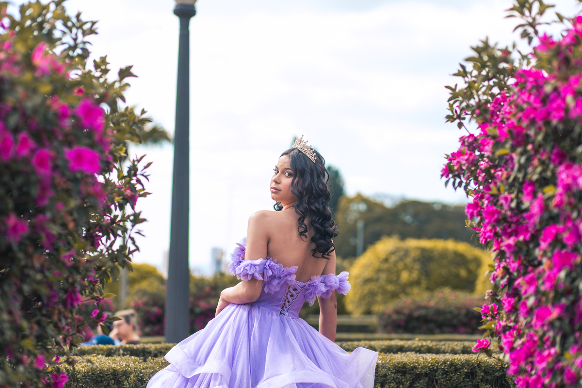 ensaio fotográfico, 15 anos, debutante, Museu do Ipiranga, museu, natureza, campo, vestido de debutante, luz natural, sol, elegância, juventude, celebração, flores, fotos externas, ensaio ao ar livre, beleza natural, sorriso, espontaneidade, emoção