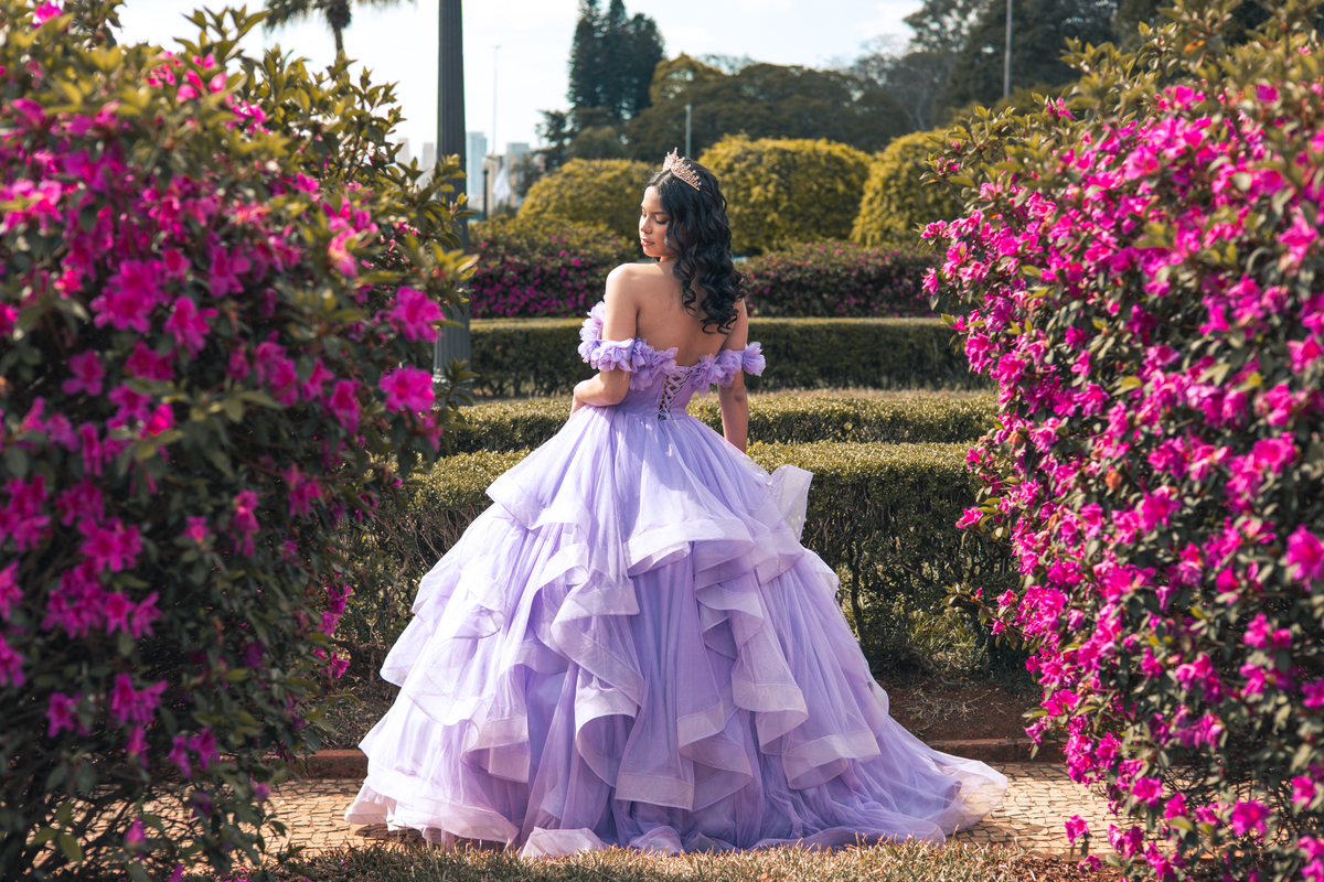ensaio fotográfico, 15 anos, debutante, Museu do Ipiranga, museu, natureza, campo, vestido de debutante, luz natural, sol, elegância, juventude, celebração, flores, fotos externas, ensaio ao ar livre, beleza natural, sorriso, espontaneidade, emoção