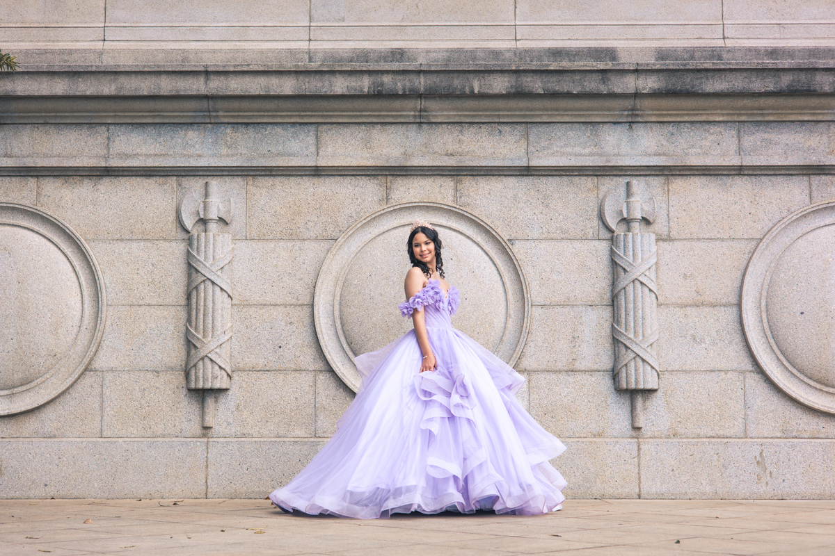 ensaio fotográfico, 15 anos, debutante, Museu do Ipiranga, museu, natureza, campo, vestido de debutante, luz natural, sol, elegância, juventude, celebração, flores, fotos externas, ensaio ao ar livre, beleza natural, sorriso, espontaneidade, emoção