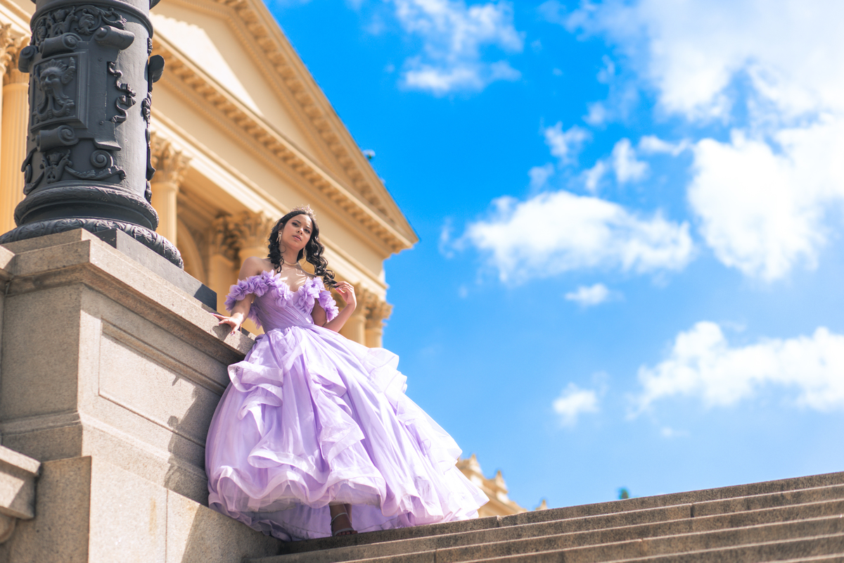ensaio fotográfico, 15 anos, debutante, Museu do Ipiranga, museu, natureza, campo, vestido de debutante, luz natural, sol, elegância, juventude, celebração, flores, fotos externas, ensaio ao ar livre, beleza natural, sorriso, espontaneidade, emoção