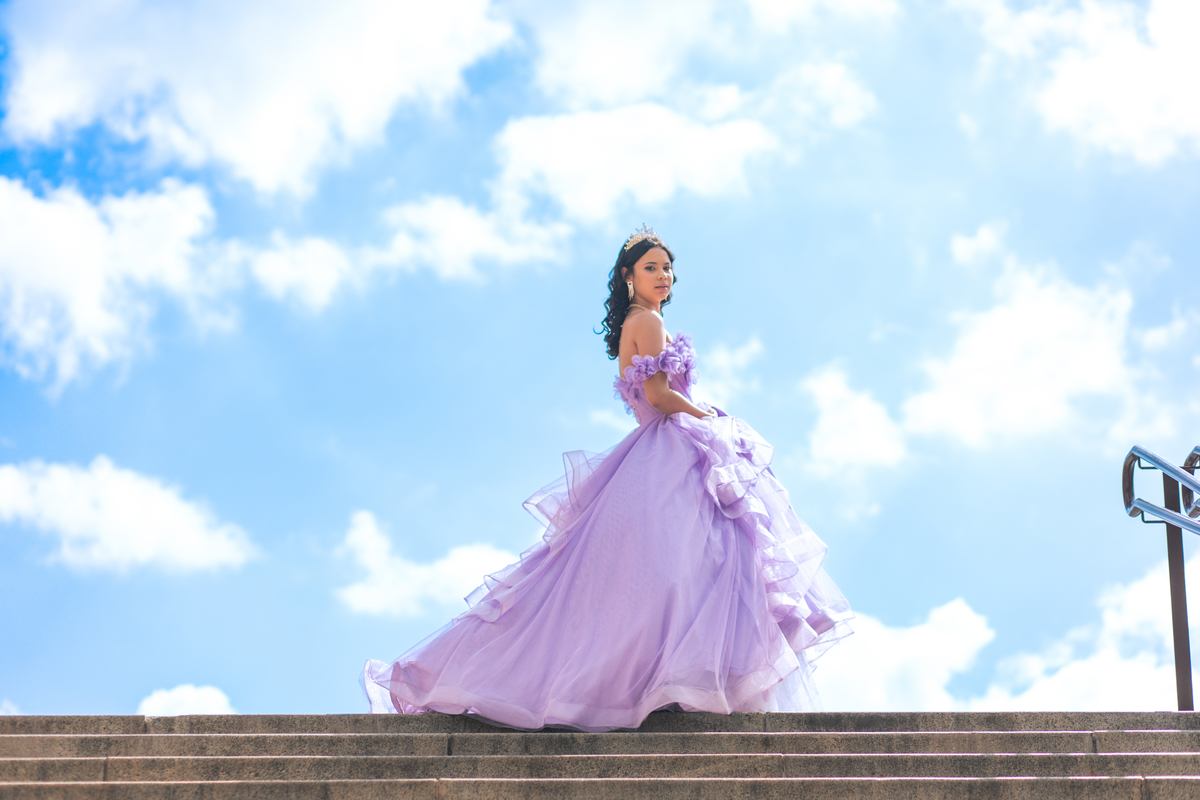 ensaio fotográfico, 15 anos, debutante, Museu do Ipiranga, museu, natureza, campo, vestido de debutante, luz natural, sol, elegância, juventude, celebração, flores, fotos externas, ensaio ao ar livre, beleza natural, sorriso, espontaneidade, emoção