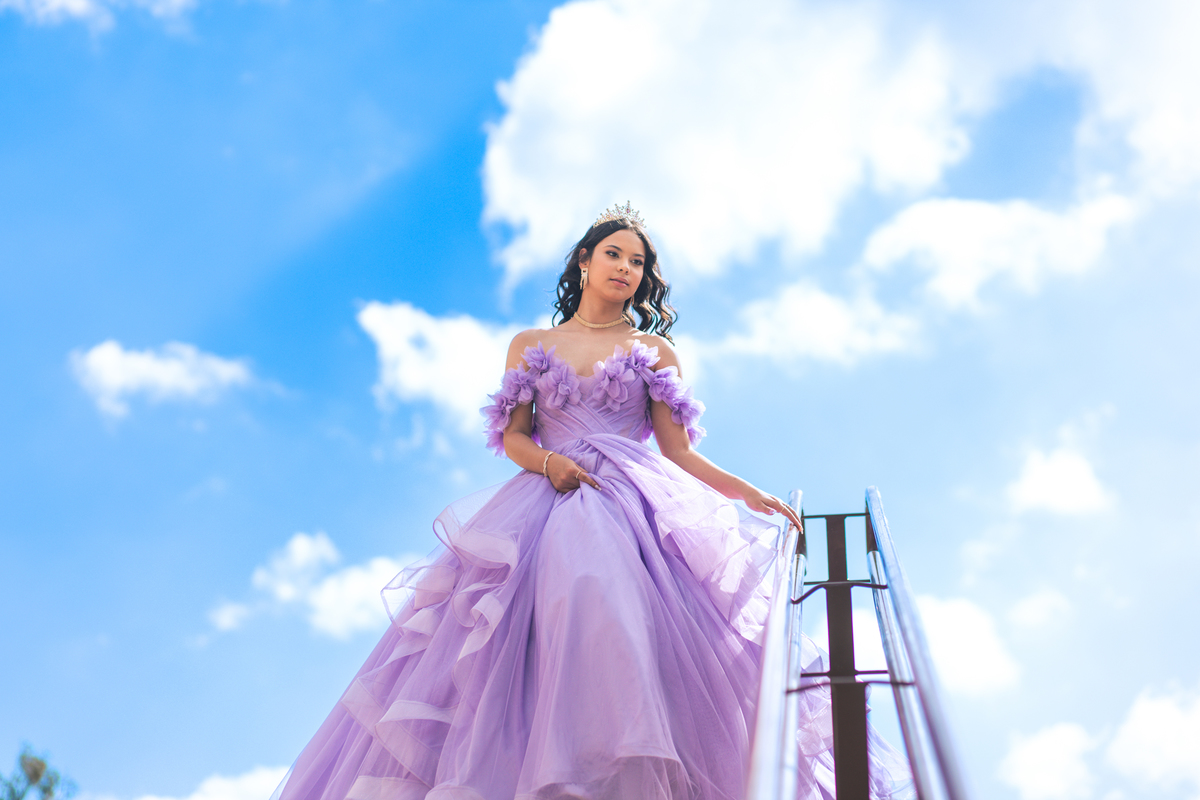 ensaio fotográfico, 15 anos, debutante, Museu do Ipiranga, museu, natureza, campo, vestido de debutante, luz natural, sol, elegância, juventude, celebração, flores, fotos externas, ensaio ao ar livre, beleza natural, sorriso, espontaneidade, emoção