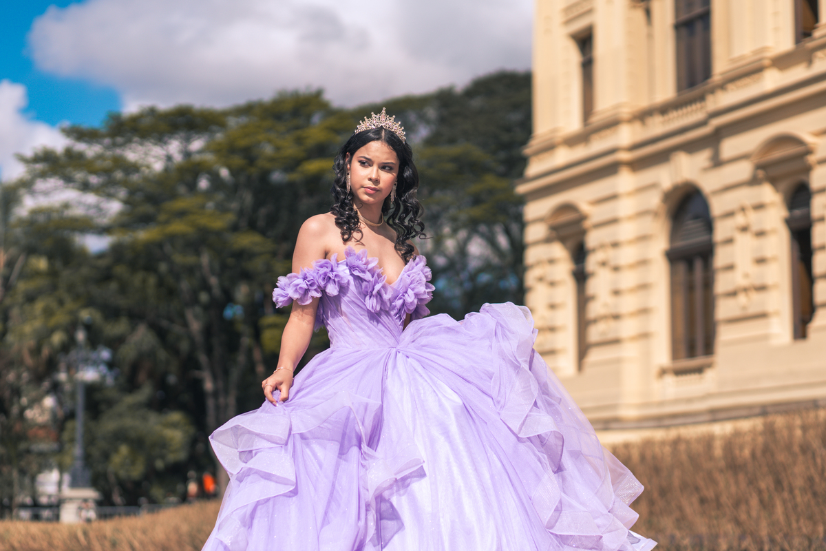 ensaio fotográfico, 15 anos, debutante, Museu do Ipiranga, museu, natureza, campo, vestido de debutante, luz natural, sol, elegância, juventude, celebração, flores, fotos externas, ensaio ao ar livre, beleza natural, sorriso, espontaneidade, emoção