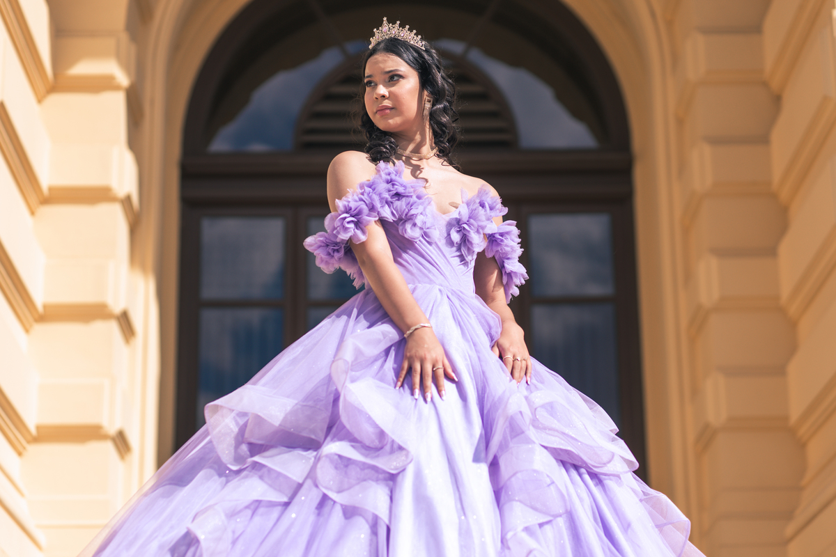 ensaio fotográfico, 15 anos, debutante, Museu do Ipiranga, museu, natureza, campo, vestido de debutante, luz natural, sol, elegância, juventude, celebração, flores, fotos externas, ensaio ao ar livre, beleza natural, sorriso, espontaneidade, emoção