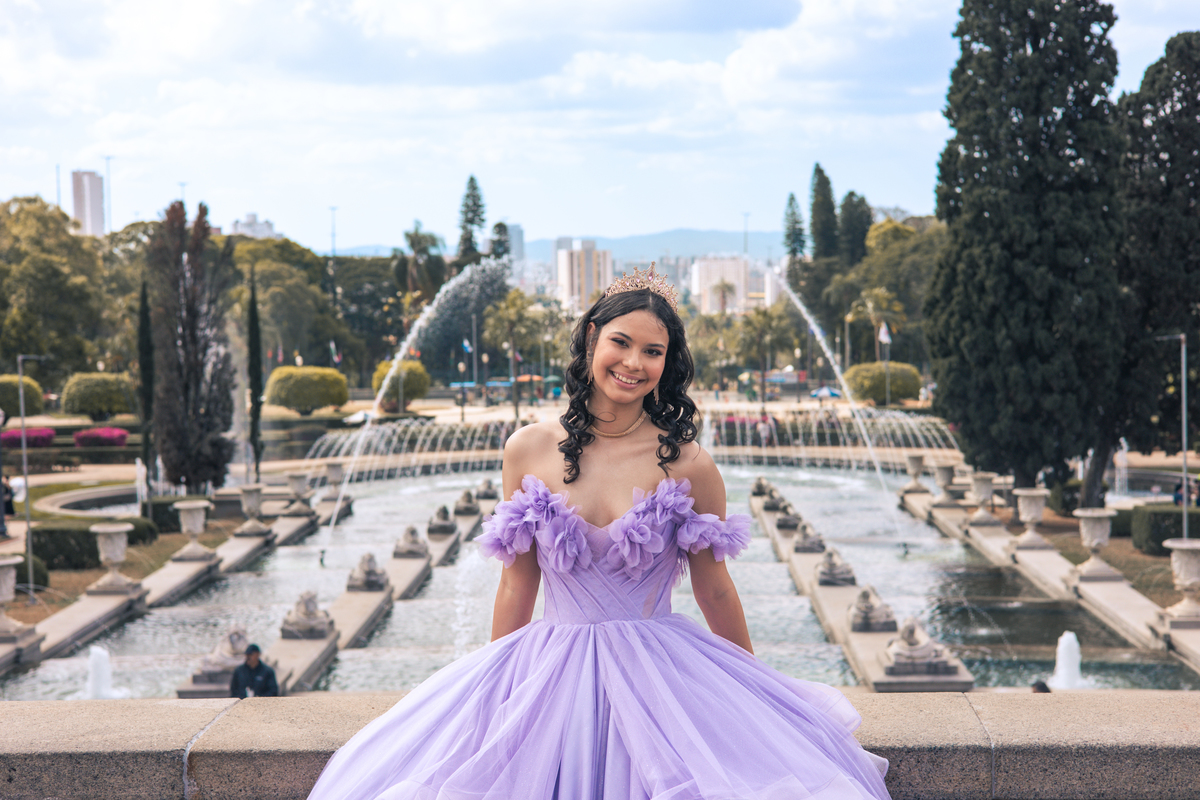 ensaio fotográfico, 15 anos, debutante, Museu do Ipiranga, museu, natureza, campo, vestido de debutante, luz natural, sol, elegância, juventude, celebração, flores, fotos externas, ensaio ao ar livre, beleza natural, sorriso, espontaneidade, emoção