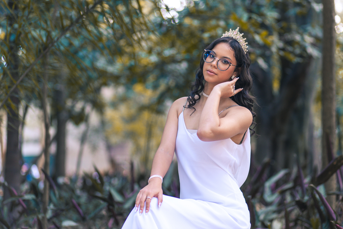 ensaio fotográfico, 15 anos, debutante, Museu do Ipiranga, museu, natureza, campo, vestido de debutante, luz natural, sol, elegância, juventude, celebração, flores, fotos externas, ensaio ao ar livre, beleza natural, sorriso, espontaneidade, emoção