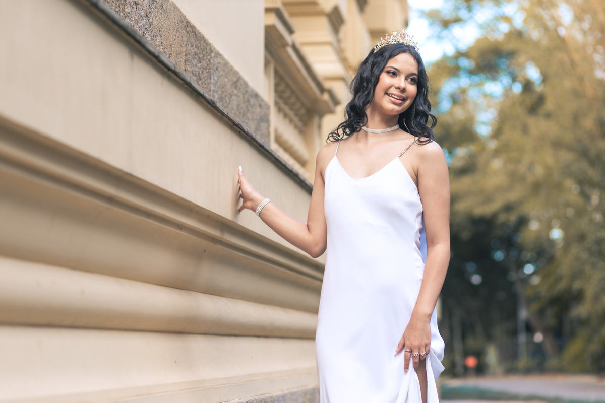 ensaio fotográfico, 15 anos, debutante, Museu do Ipiranga, museu, natureza, campo, vestido de debutante, luz natural, sol, elegância, juventude, celebração, flores, fotos externas, ensaio ao ar livre, beleza natural, sorriso, espontaneidade, emoção