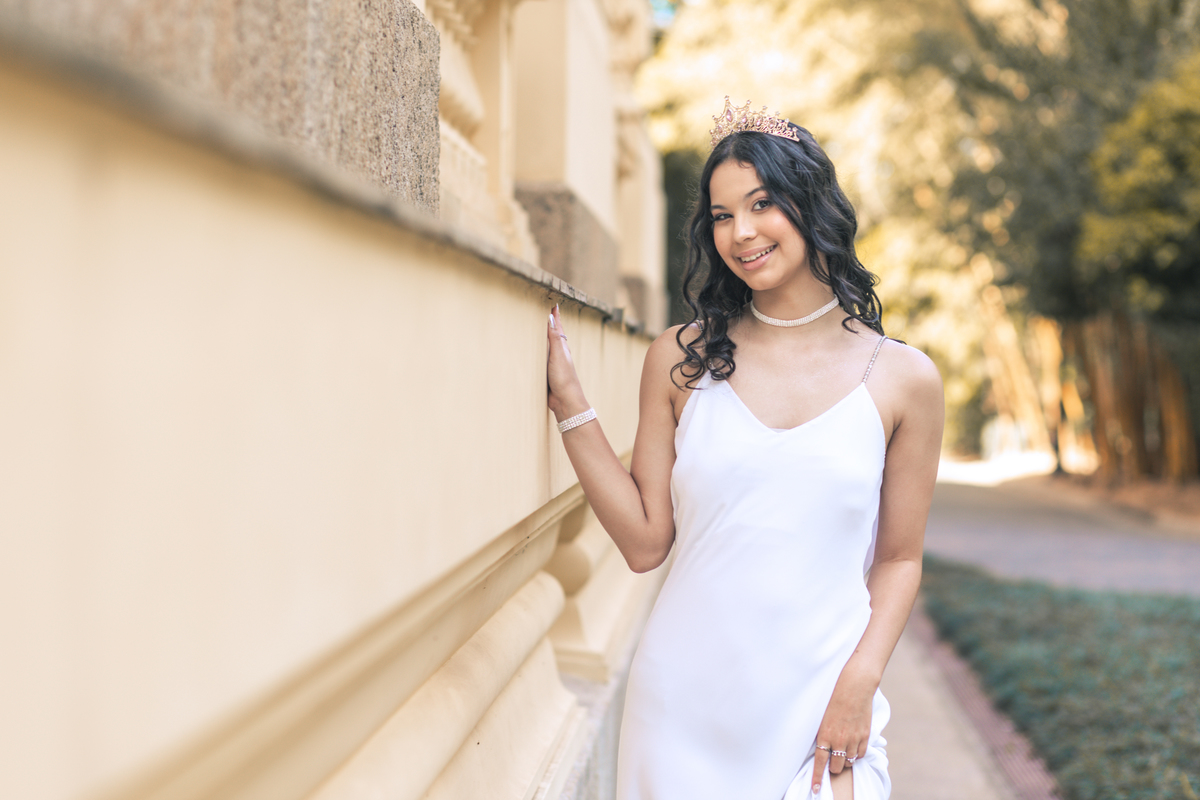 ensaio fotográfico, 15 anos, debutante, Museu do Ipiranga, museu, natureza, campo, vestido de debutante, luz natural, sol, elegância, juventude, celebração, flores, fotos externas, ensaio ao ar livre, beleza natural, sorriso, espontaneidade, emoção