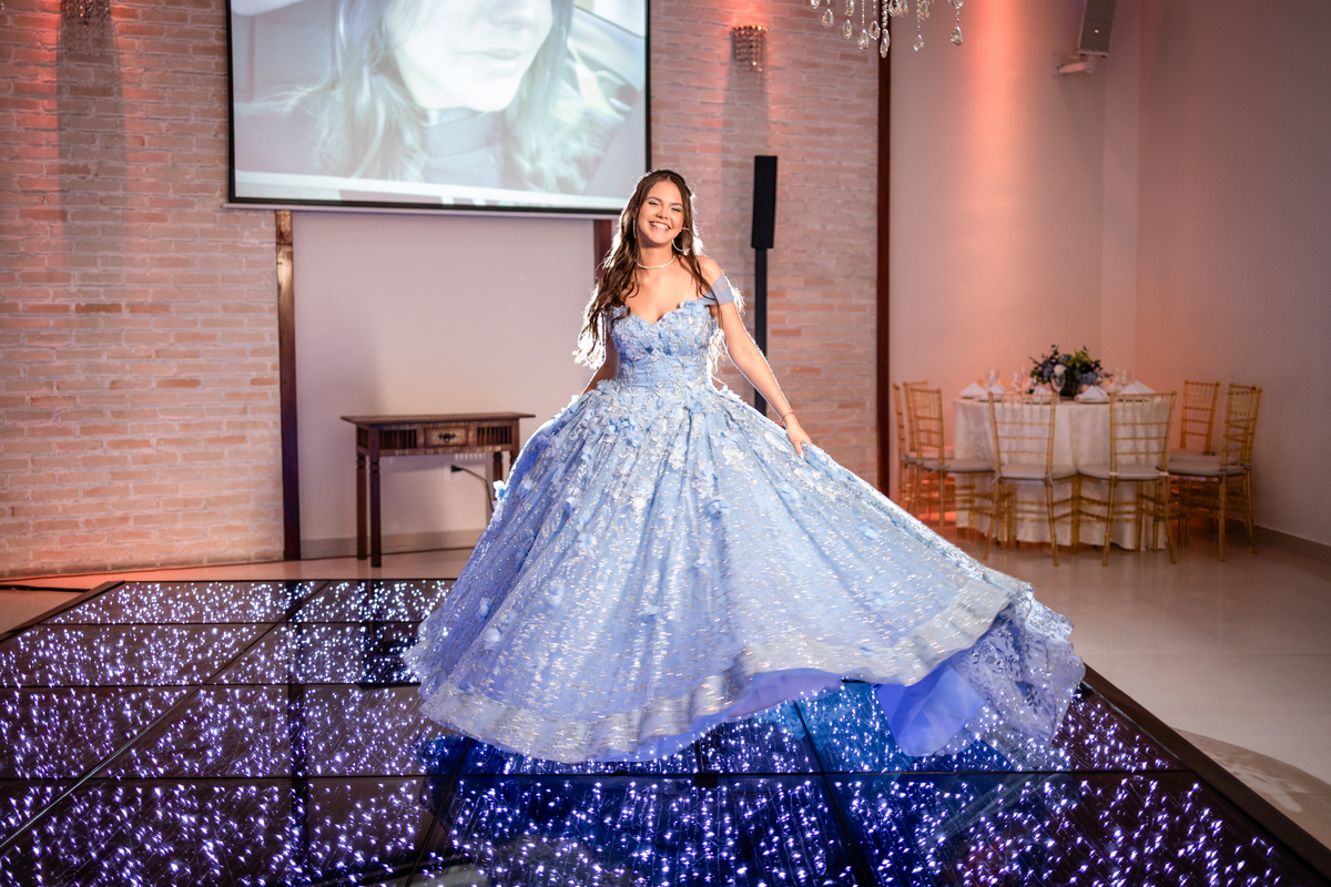 15anos, debutante, festade15anos, xvanos, decoracaode15anos, festaglam, decoracaomoderna, neonparty, festasofisticada, fotografiadeeventos, eventos15anos, decoracaodebutante, partydecor, cenário, brilho, requinte, estilo, decoração, vestido, balada
