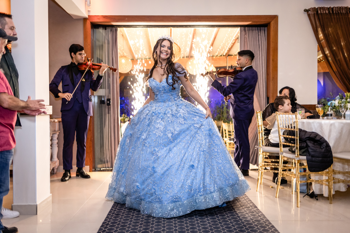 15anos, debutante, festade15anos, xvanos, decoracaode15anos, festaglam, decoracaomoderna, neonparty, festasofisticada, fotografiadeeventos, eventos15anos, decoracaodebutante, partydecor, cenário, brilho, requinte, estilo, decoração, vestido, balada