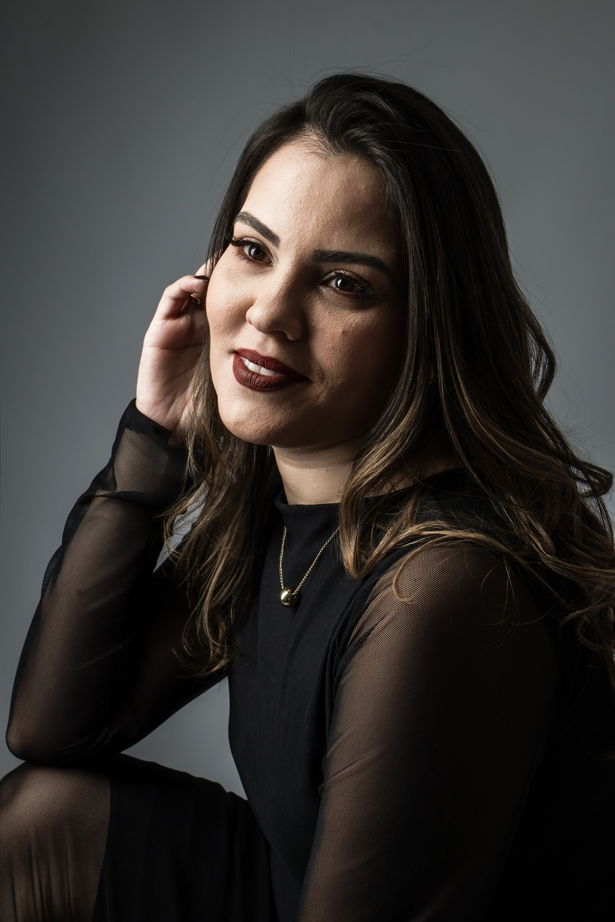 #EnsaioFeminino #FotografiaFeminina #RetratoFeminino #EnsaioEmEstudio #FotografiaEmEstudio #MulheresQueInspiram #FotografiaAutoral #BelezaNatural #EssênciaFeminina #Retratos #FotografiaProfissional #Mulher #EnsaioFotografico