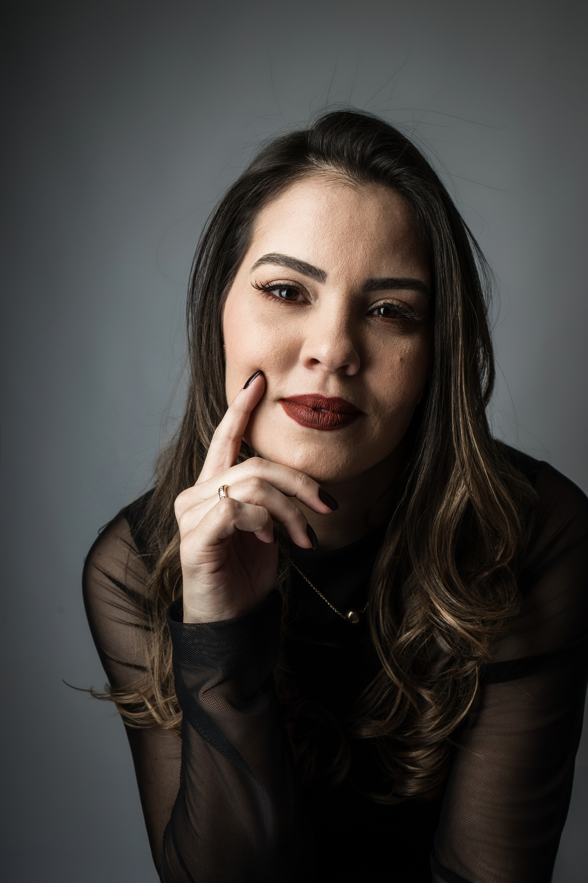 #EnsaioFeminino #FotografiaFeminina #RetratoFeminino #EnsaioEmEstudio #FotografiaEmEstudio #MulheresQueInspiram #FotografiaAutoral #BelezaNatural #EssênciaFeminina #Retratos #FotografiaProfissional #Mulher #EnsaioFotografico