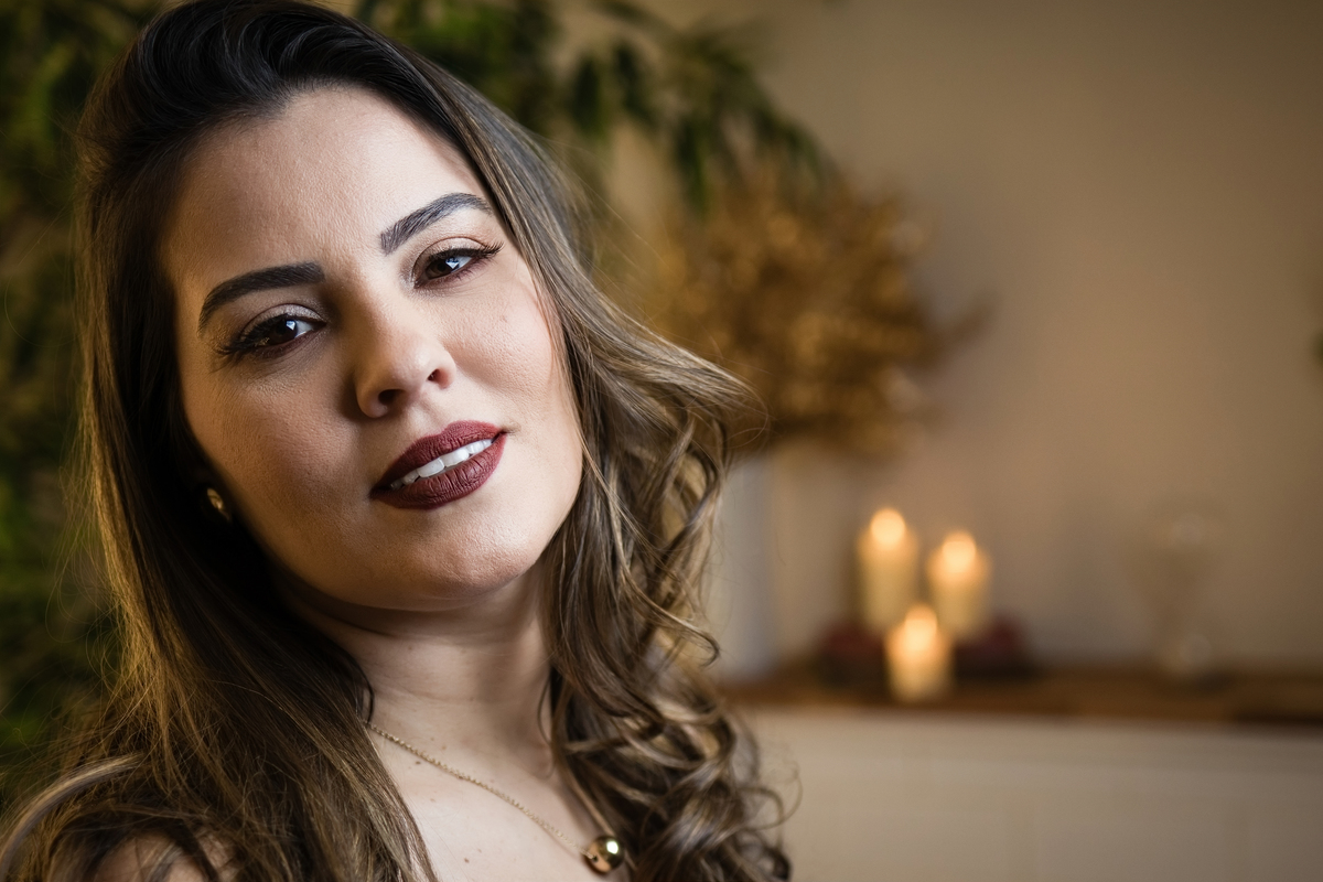 #EnsaioFeminino #FotografiaFeminina #RetratoFeminino #EnsaioEmEstudio #FotografiaEmEstudio #MulheresQueInspiram #FotografiaAutoral #BelezaNatural #EssênciaFeminina #Retratos #FotografiaProfissional #Mulher #EnsaioFotografico