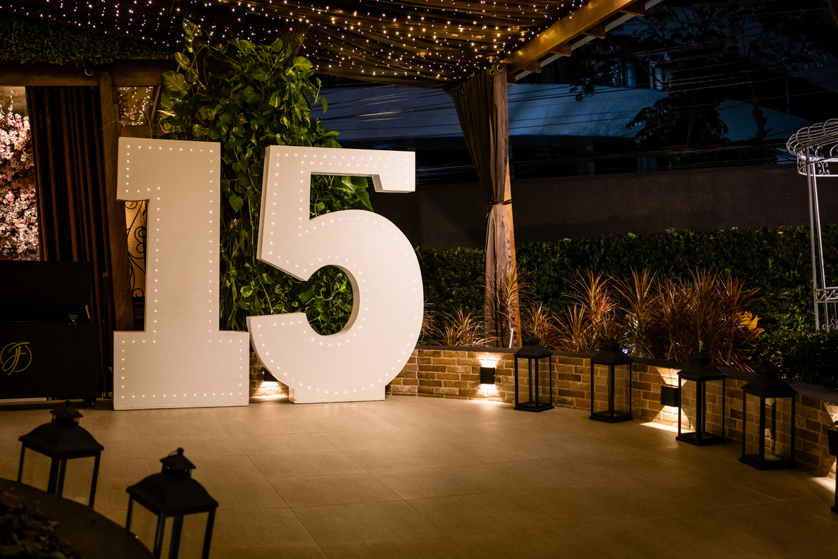 15anos, debutante, festade15anos, xvanos, decoracaode15anos, festaglam, decoracaomoderna, neonparty, festasofisticada, fotografiadeeventos, eventos15anos, decoracaodebutante, partydecor, cenário, brilho, requinte, estilo, decoração, vestido, balada