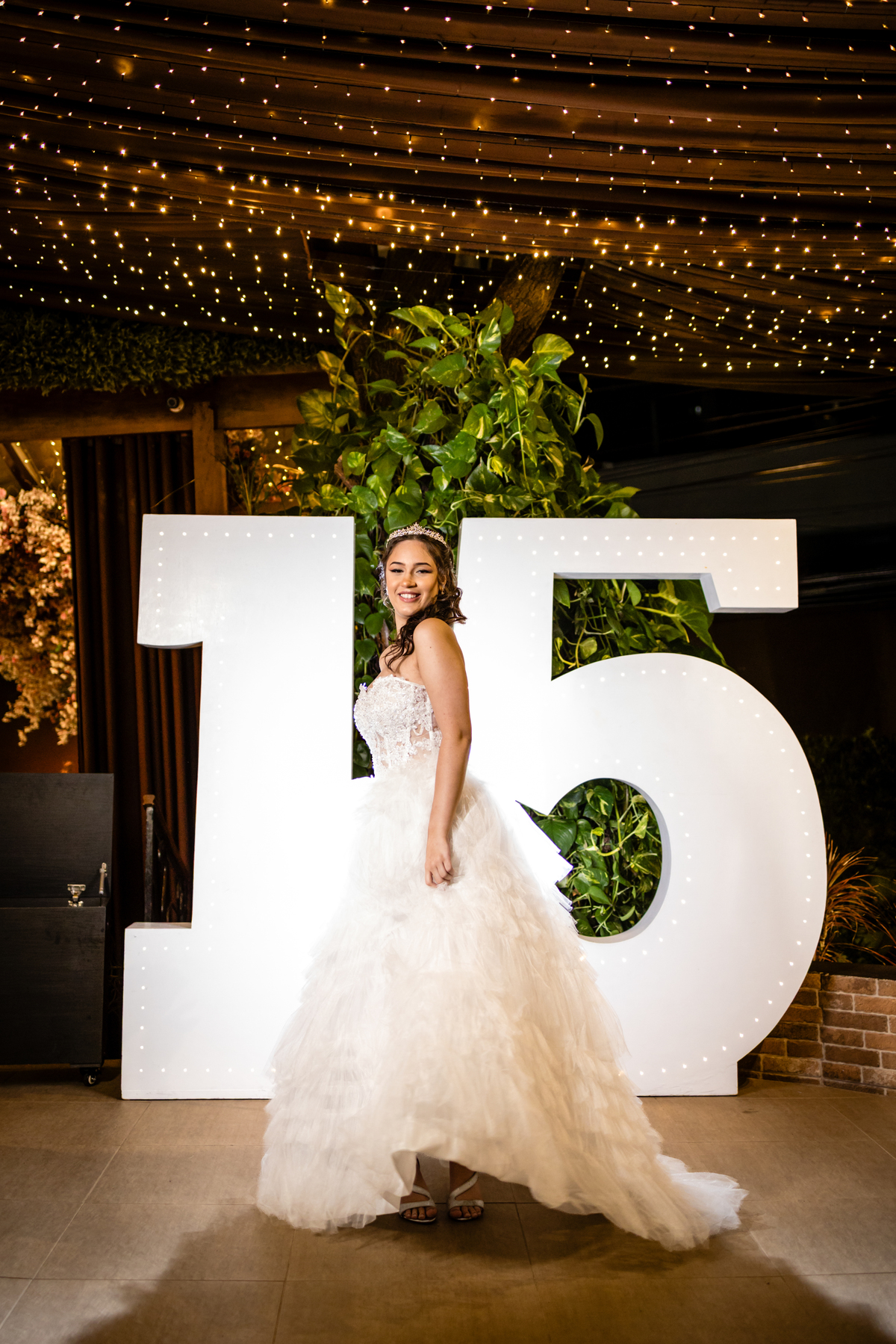 15anos, debutante, festade15anos, xvanos, decoracaode15anos, festaglam, decoracaomoderna, neonparty, festasofisticada, fotografiadeeventos, eventos15anos, decoracaodebutante, partydecor, cenário, brilho, requinte, estilo, decoração, vestido, balada