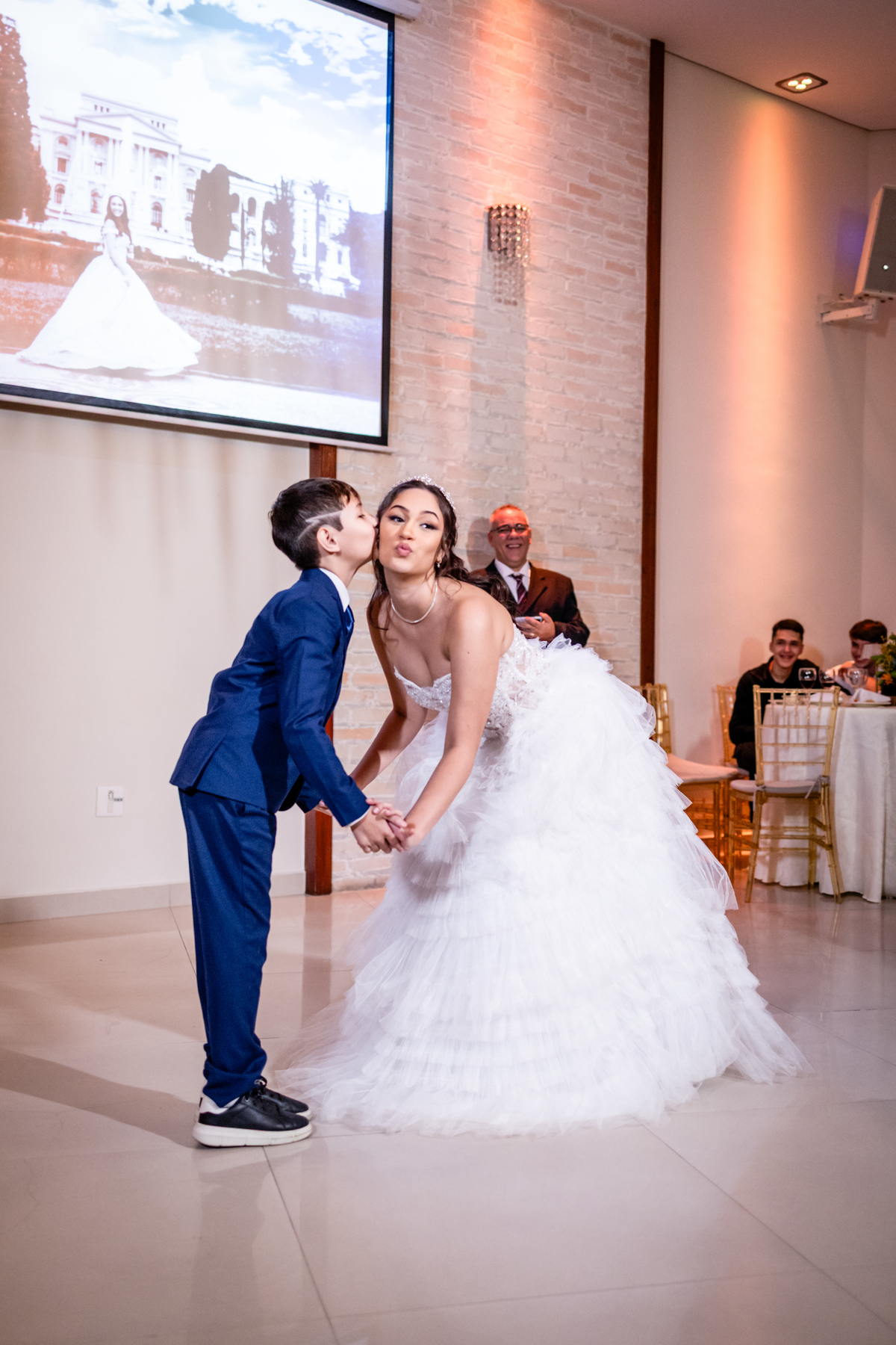 15anos, debutante, festade15anos, xvanos, decoracaode15anos, festaglam, decoracaomoderna, neonparty, festasofisticada, fotografiadeeventos, eventos15anos, decoracaodebutante, partydecor, cenário, brilho, requinte, estilo, decoração, vestido, balada