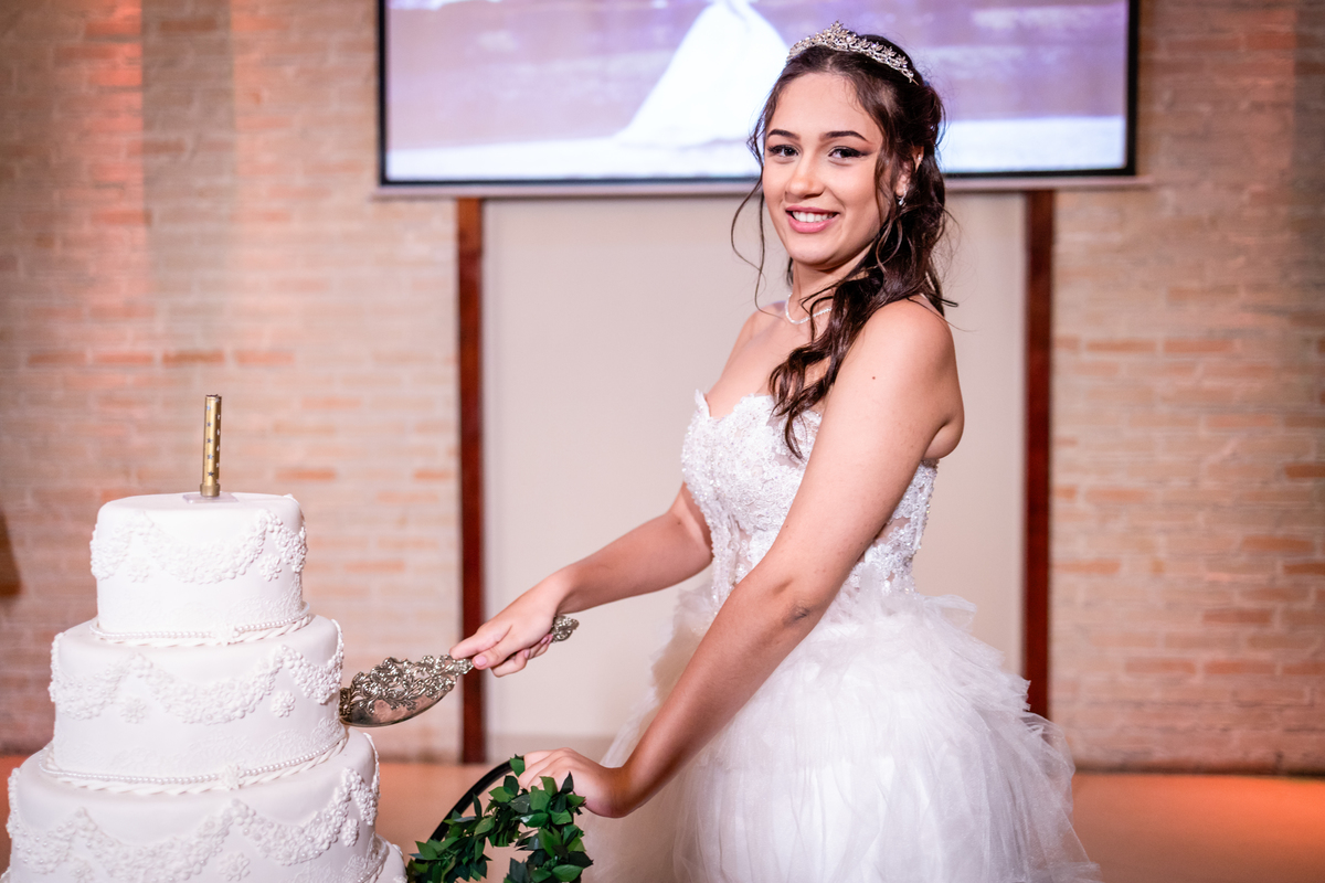 15anos, debutante, festade15anos, xvanos, decoracaode15anos, festaglam, decoracaomoderna, neonparty, festasofisticada, fotografiadeeventos, eventos15anos, decoracaodebutante, partydecor, cenário, brilho, requinte, estilo, decoração, vestido, balada