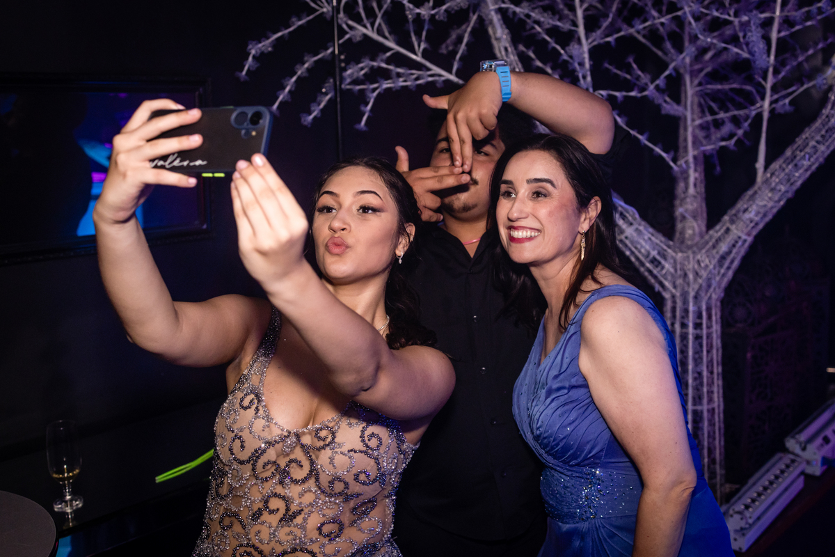 15anos, debutante, festade15anos, xvanos, decoracaode15anos, festaglam, decoracaomoderna, neonparty, festasofisticada, fotografiadeeventos, eventos15anos, decoracaodebutante, partydecor, cenário, brilho, requinte, estilo, decoração, vestido, balada