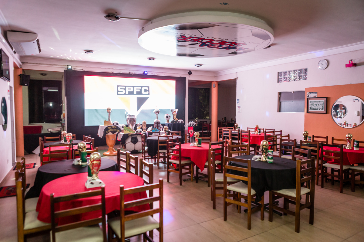 Futebol, jogador, Soccer, atacante, São Paulo Futebol Clube, Zagueiro, aniversário, decoração, buffet infantil, quadra de futebol, gramado sintético, criança, fotografia de criança, festa de aniversário, bola de futebol, parabéns, jogador caro, drible, co