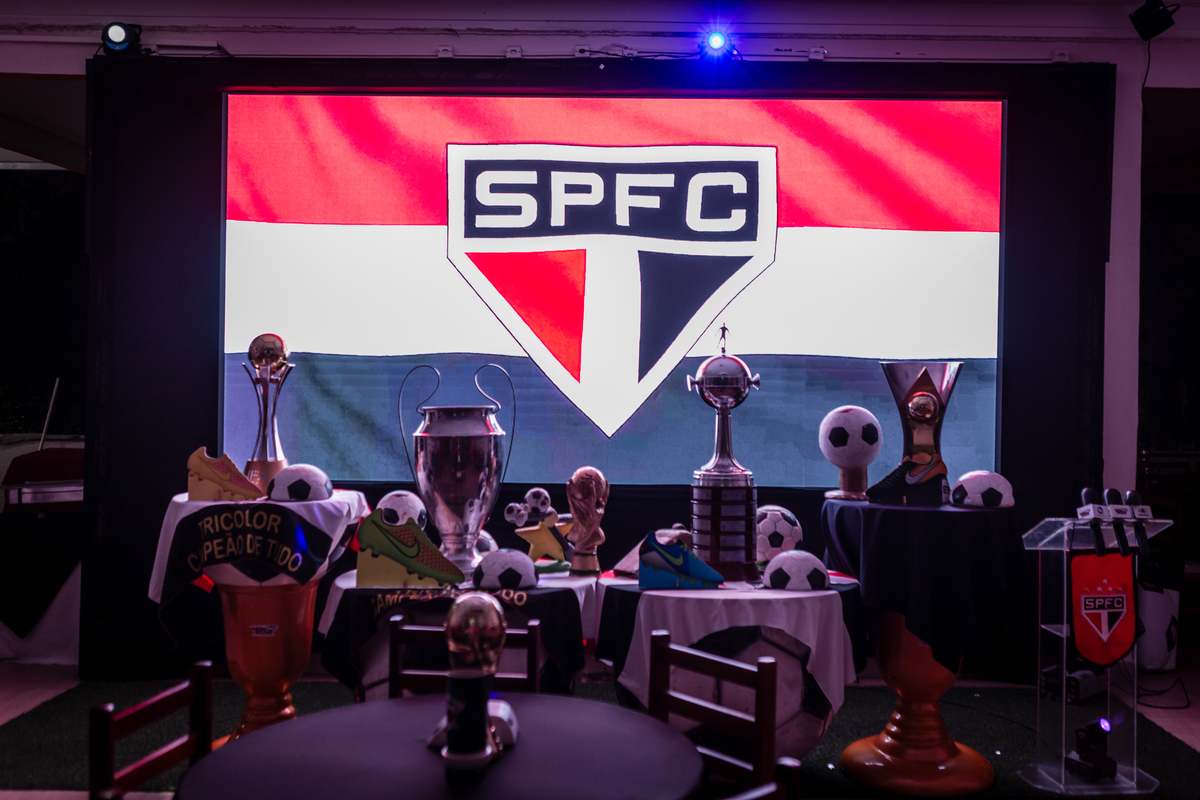 Futebol, jogador, Soccer, atacante, São Paulo Futebol Clube, Zagueiro, aniversário, decoração, buffet infantil, quadra de futebol, gramado sintético, criança, fotografia de criança, festa de aniversário, bola de futebol, parabéns, jogador caro, drible, co