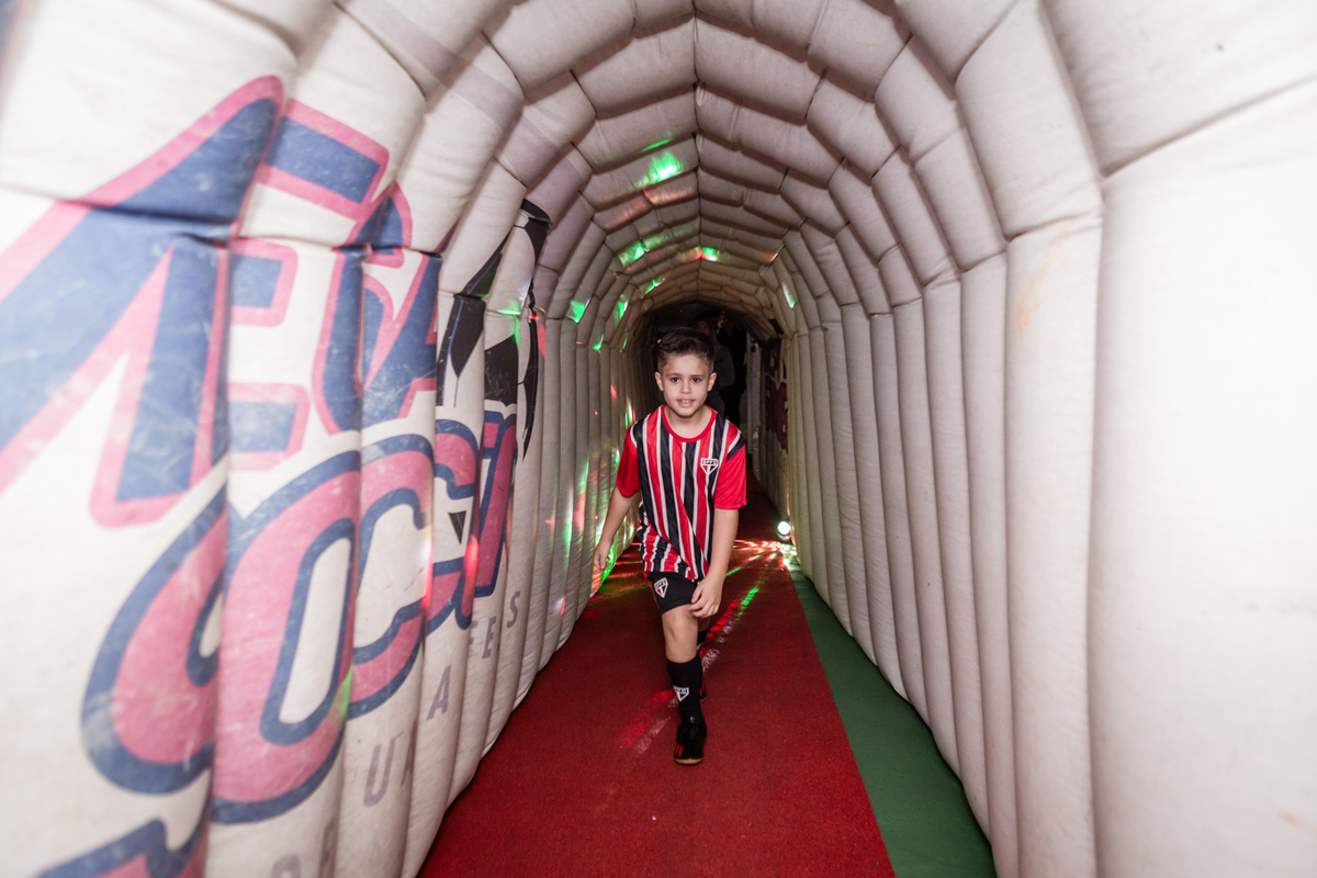 Futebol, jogador, Soccer, atacante, São Paulo Futebol Clube, Zagueiro, aniversário, decoração, buffet infantil, quadra de futebol, gramado sintético, criança, fotografia de criança, festa de aniversário, bola de futebol, parabéns, jogador caro, drible, co