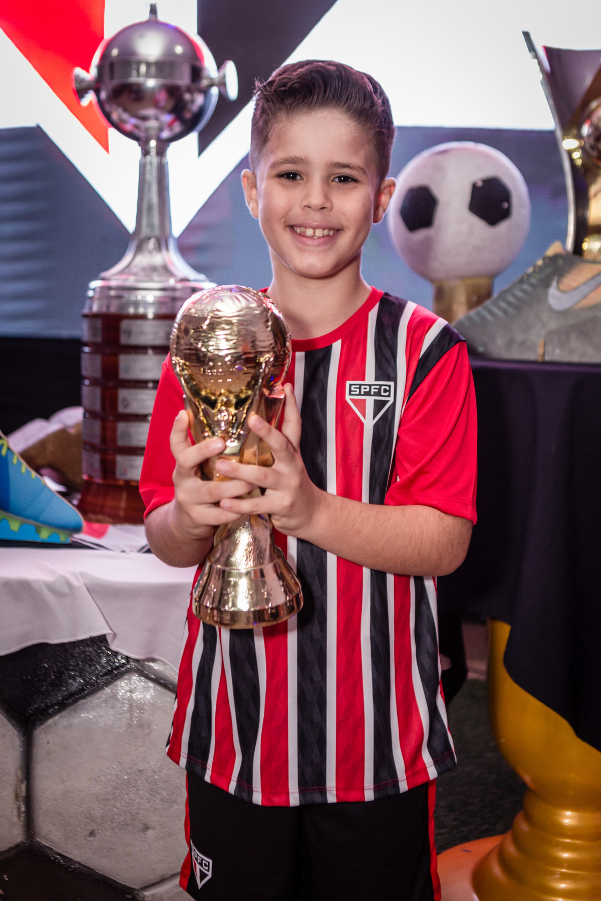 Futebol, jogador, Soccer, atacante, São Paulo Futebol Clube, Zagueiro, aniversário, decoração, buffet infantil, quadra de futebol, gramado sintético, criança, fotografia de criança, festa de aniversário, bola de futebol, parabéns, jogador caro, drible, co
