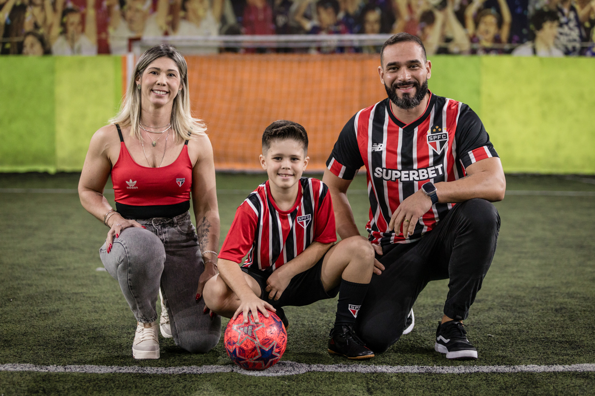 Futebol, jogador, Soccer, atacante, São Paulo Futebol Clube, Zagueiro, aniversário, decoração, buffet infantil, quadra de futebol, gramado sintético, criança, fotografia de criança, festa de aniversário, bola de futebol, parabéns, jogador caro, drible, co