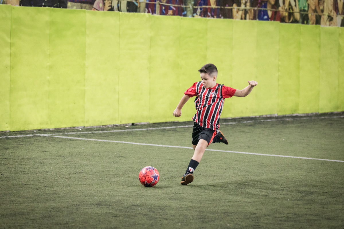 Futebol, jogador, Soccer, atacante, São Paulo Futebol Clube, Zagueiro, aniversário, decoração, buffet infantil, quadra de futebol, gramado sintético, criança, fotografia de criança, festa de aniversário, bola de futebol, parabéns, jogador caro, drible, co