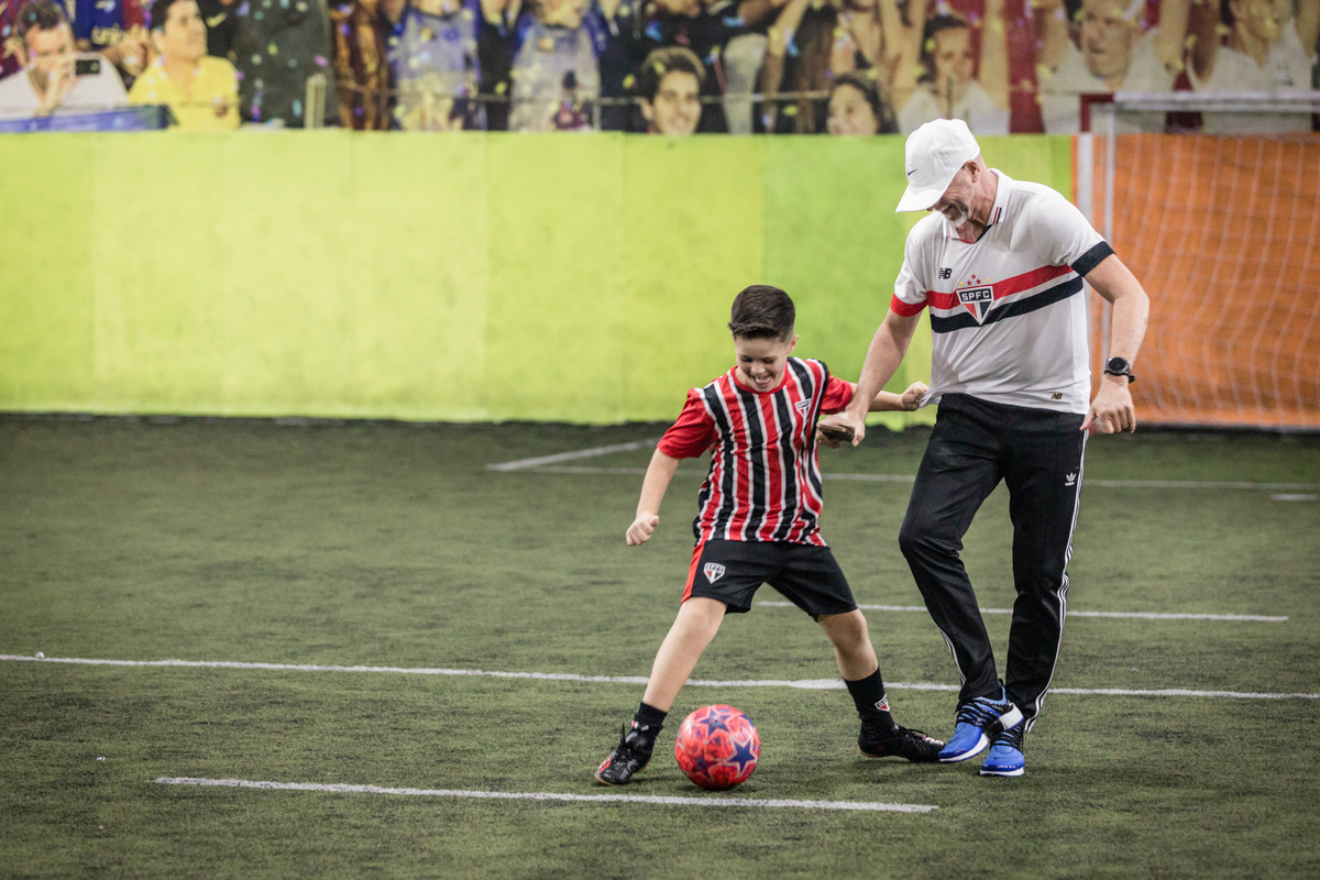 Futebol, jogador, Soccer, atacante, São Paulo Futebol Clube, Zagueiro, aniversário, decoração, buffet infantil, quadra de futebol, gramado sintético, criança, fotografia de criança, festa de aniversário, bola de futebol, parabéns, jogador caro, drible, co