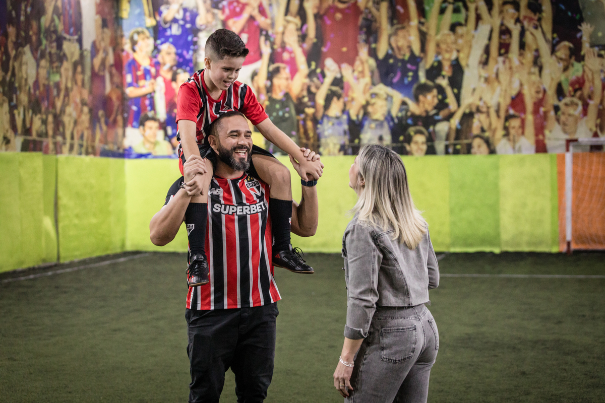 Futebol, jogador, Soccer, atacante, São Paulo Futebol Clube, Zagueiro, aniversário, decoração, buffet infantil, quadra de futebol, gramado sintético, criança, fotografia de criança, festa de aniversário, bola de futebol, parabéns, jogador caro, drible, co