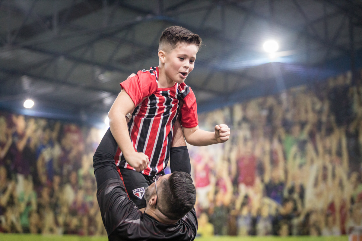 Futebol, jogador, Soccer, atacante, São Paulo Futebol Clube, Zagueiro, aniversário, decoração, buffet infantil, quadra de futebol, gramado sintético, criança, fotografia de criança, festa de aniversário, bola de futebol, parabéns, jogador caro, drible, co