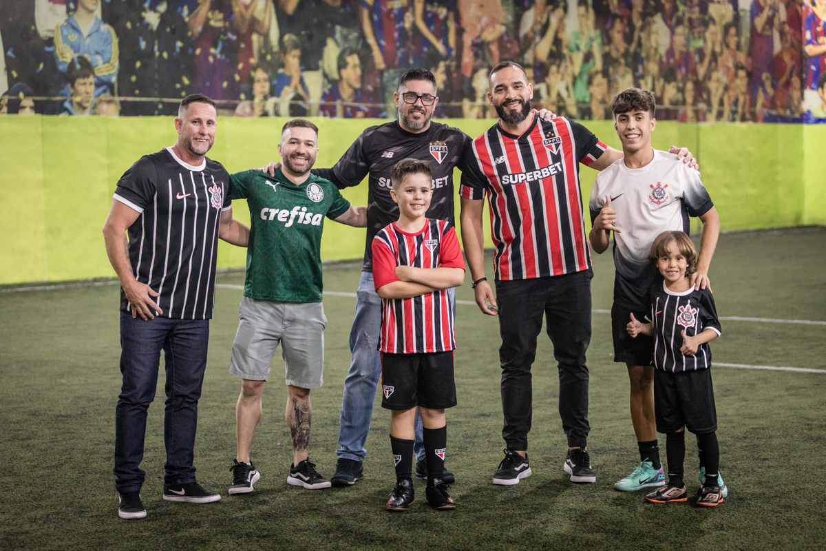 Futebol, jogador, Soccer, atacante, São Paulo Futebol Clube, Zagueiro, aniversário, decoração, buffet infantil, quadra de futebol, gramado sintético, criança, fotografia de criança, festa de aniversário, bola de futebol, parabéns, jogador caro, drible, co