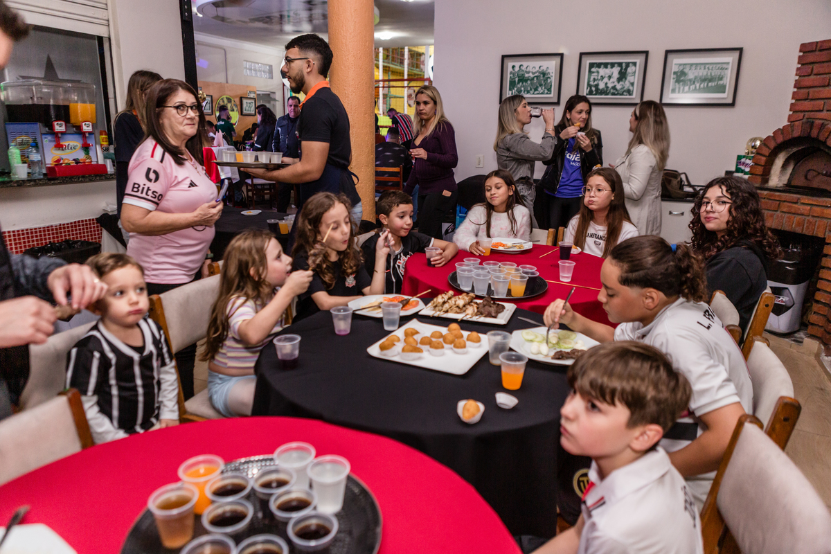Futebol, jogador, Soccer, atacante, São Paulo Futebol Clube, Zagueiro, aniversário, decoração, buffet infantil, quadra de futebol, gramado sintético, criança, fotografia de criança, festa de aniversário, bola de futebol, parabéns, jogador caro, drible, co