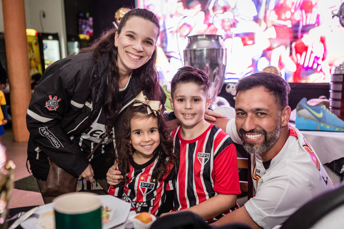 Futebol, jogador, Soccer, atacante, São Paulo Futebol Clube, Zagueiro, aniversário, decoração, buffet infantil, quadra de futebol, gramado sintético, criança, fotografia de criança, festa de aniversário, bola de futebol, parabéns, jogador caro, drible, co