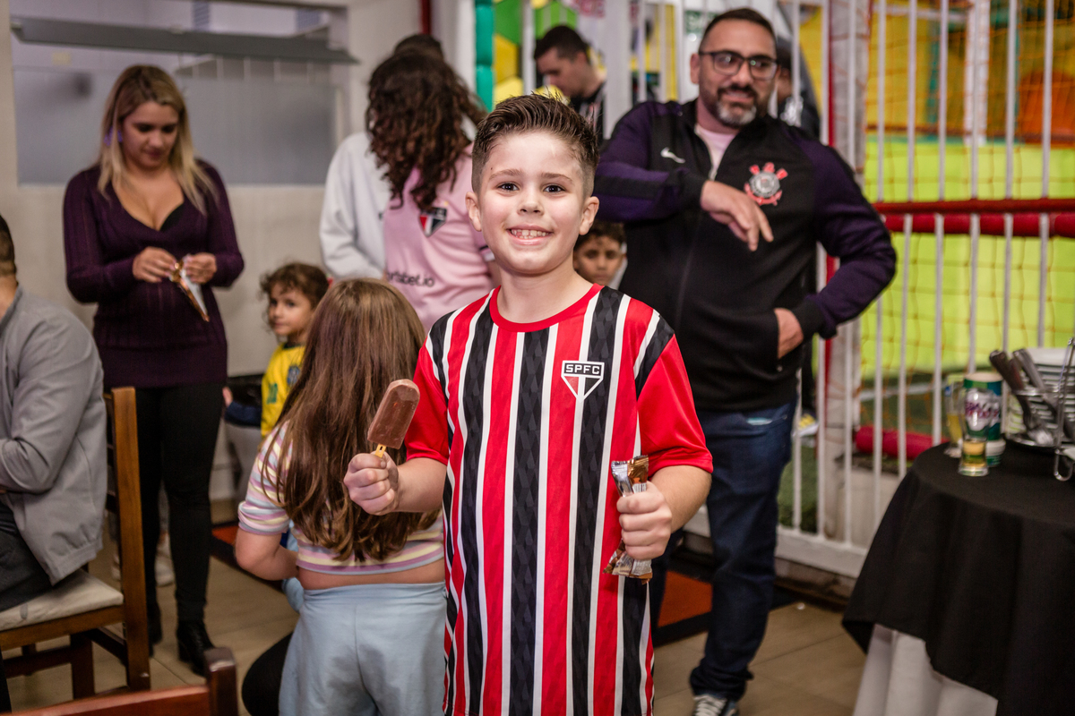 Futebol, jogador, Soccer, atacante, São Paulo Futebol Clube, Zagueiro, aniversário, decoração, buffet infantil, quadra de futebol, gramado sintético, criança, fotografia de criança, festa de aniversário, bola de futebol, parabéns, jogador caro, drible, co