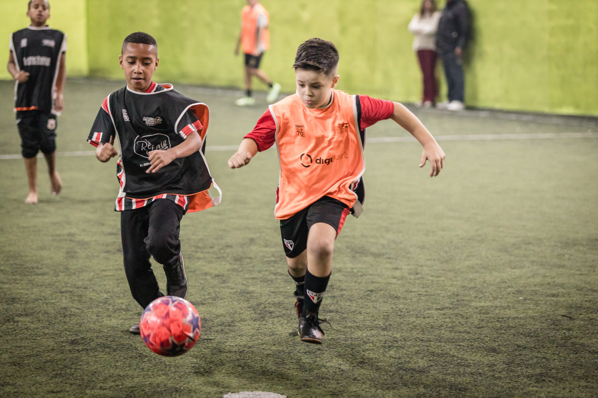 Futebol, jogador, Soccer, atacante, São Paulo Futebol Clube, Zagueiro, aniversário, decoração, buffet infantil, quadra de futebol, gramado sintético, criança, fotografia de criança, festa de aniversário, bola de futebol, parabéns, jogador caro, drible, co